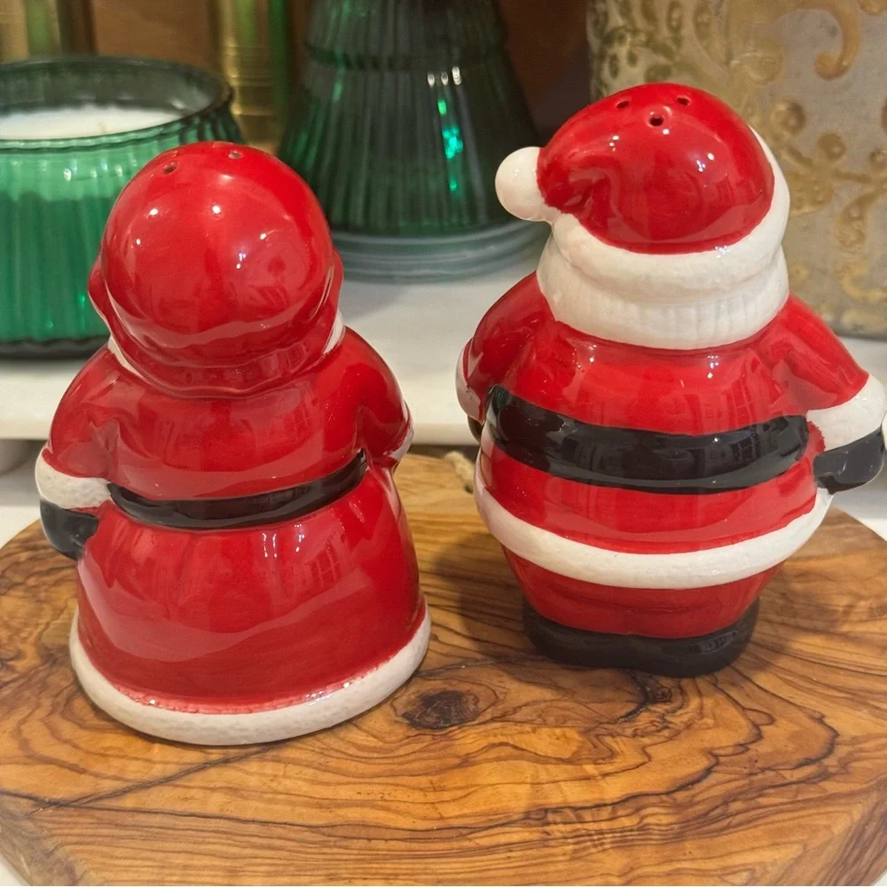 Publix 2015 Other Season's Greeters Santa Salt & Pepper Shaker Set